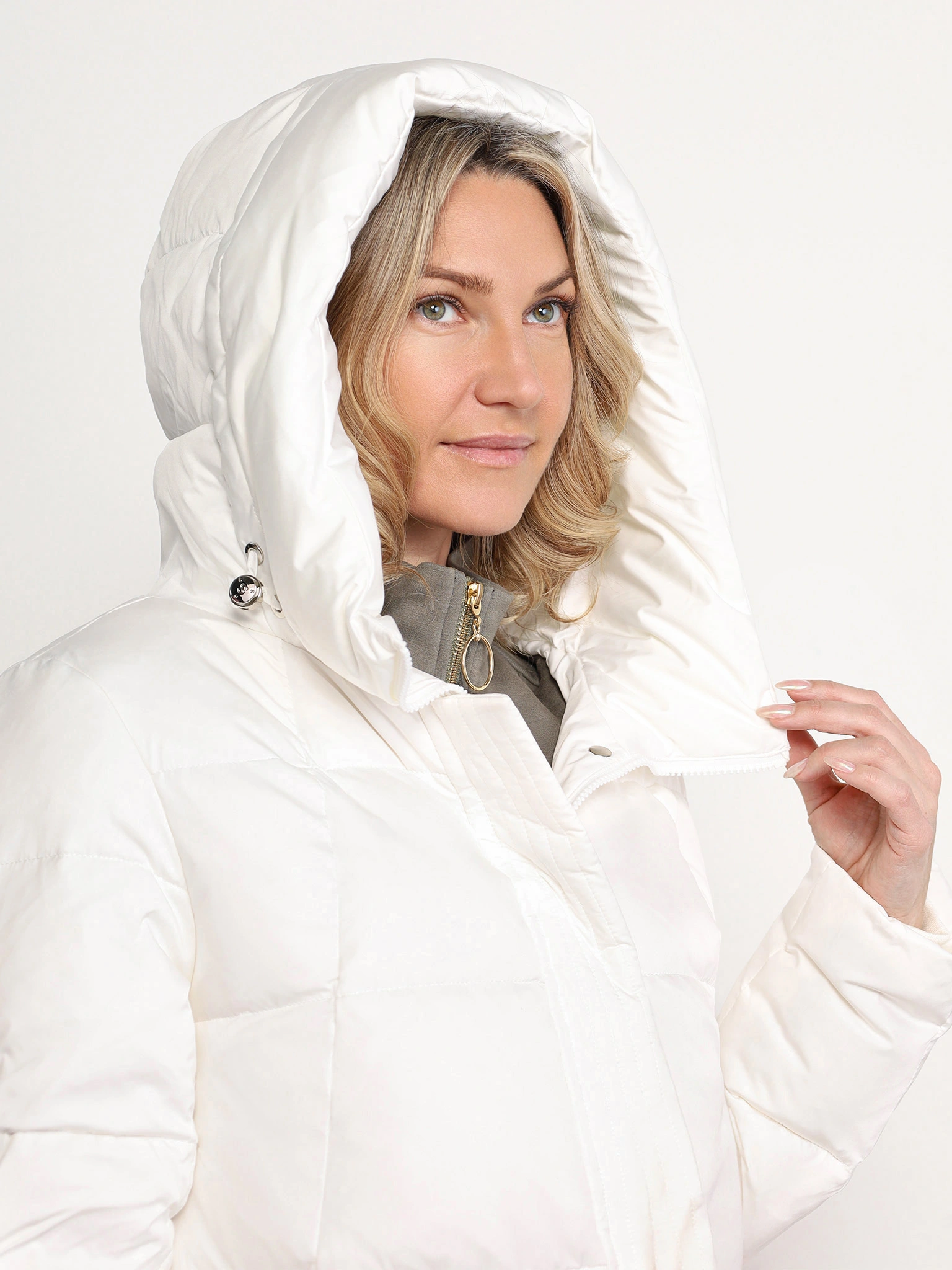 Пуховик белого цвета с капюшоном